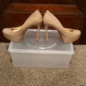 Beige paten leather stiletto pump